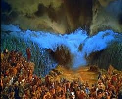 Mozes met het volk op weg naar het beloofde land